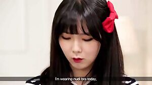 Hyunyoung shows off her nudi bra to Jisook