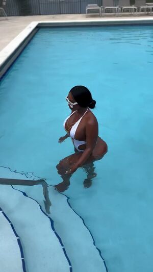 WetPlaces Bikini Booty Ebony Pool