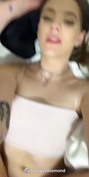 👻@danaxxxdiamond MFF Blonde & Brunette Make Out During Threesome