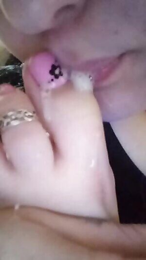 Sucking on my spitty toes 🖤