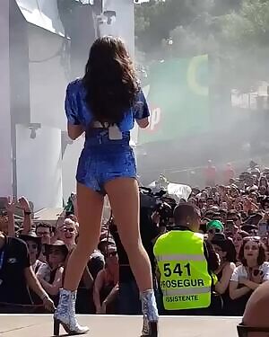 Hailee Steinfeld loves to wear slutty outfits. What a tease