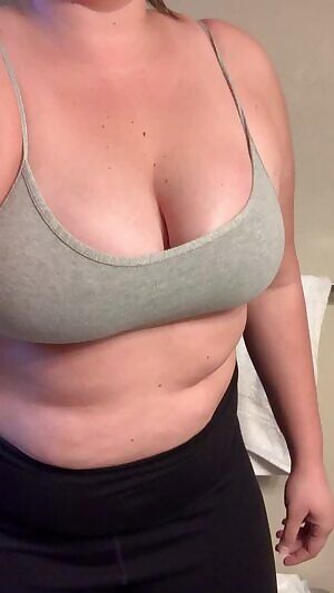 Sunday morning titty drop 😊