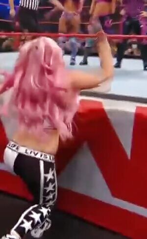 If I were at the arena, I would do many things to her.