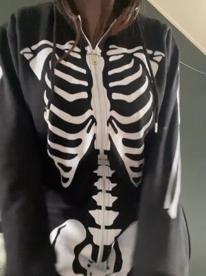 Bet ya didn’t think skeletons had a rack like this (reveal)