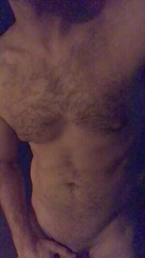 Staying horny during lock up. Come play, ladies 😈