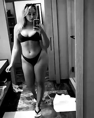Curvy Iskra Lawrence Turns Around and Show THe Booty