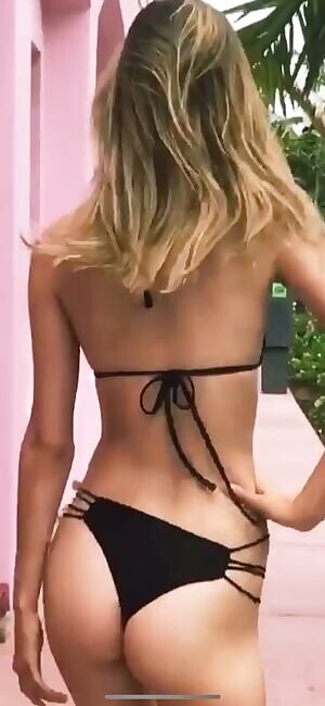 18 year old walking around like a slut. Upvote for more of her!