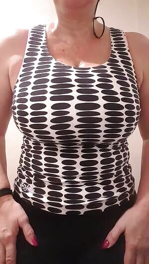 I just had to go to the gym locker room again this morning to expose my breasts for you guys, for some reason I get very horny when I workout xx Good night 💋🇦🇺💋 54yo