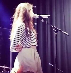 Dodie cheek slip and view from behind during soundcheck