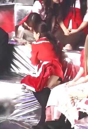 Red Velvet Yeri - Giving a peek