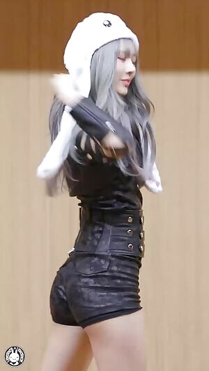 Dreamcatcher - Yoohyeon butt