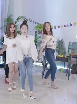 Red Velvet - Joy bending and slapping Irene's butt + Wendy's Milky Legs in jean shorts