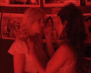 Scarlett Johansson & Penélope Cruz kissing in Vicky Cristina Barcelona