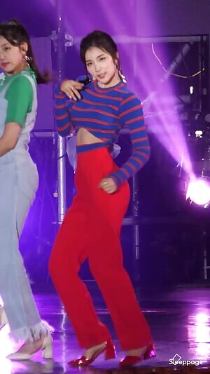 ELRIS - Sohee bending over