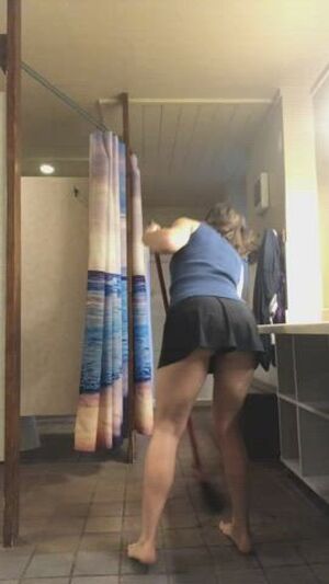 Absolutely got caught by a customer at the end. Oh well. 🤷🏻‍♀️ [GIF]