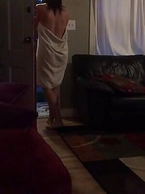 Drops the towel for the pizza-guy