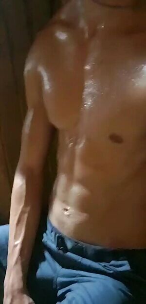 Flexing in the sauna, audience welcome