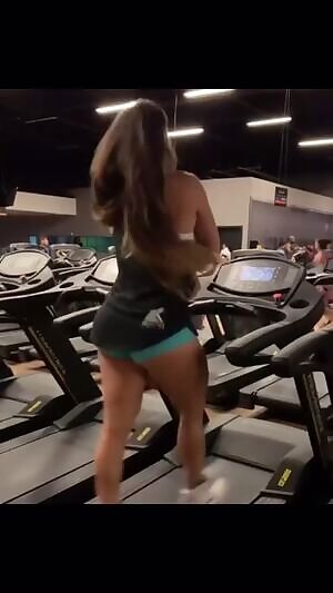 Another gym girl who loves when we look😍🍑