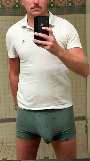 Taking a bulge break at the office. Feelin’ myself.