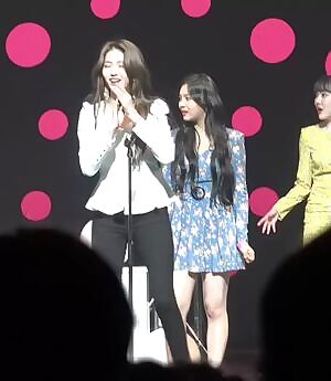 Gfriend Sowon's sexy butt in tight jeans!