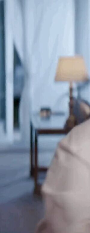 Priyanka Chopra pantless