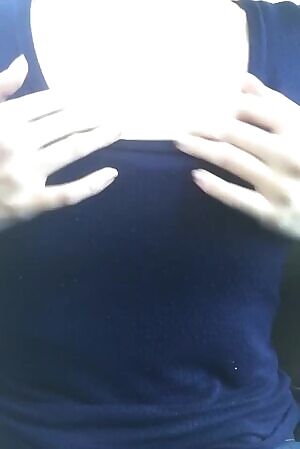 Flashing my tits in the car on break 😝