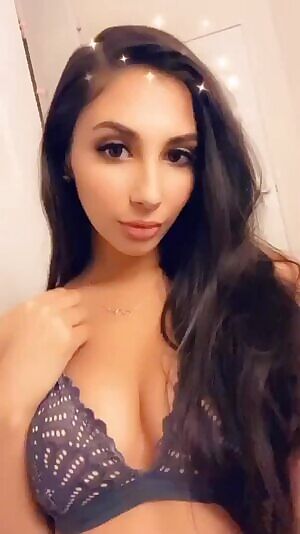 Single boob reveal by gorgeous girl! 😍