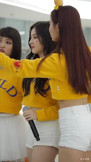 nancy&yeonwoo being very cute