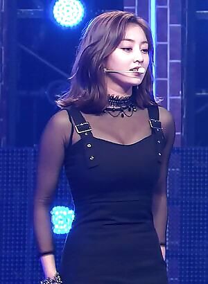 God Jihyo blessing us with this outfit