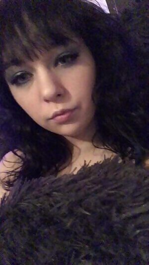 It’s cold! Get under the covers with me 💕