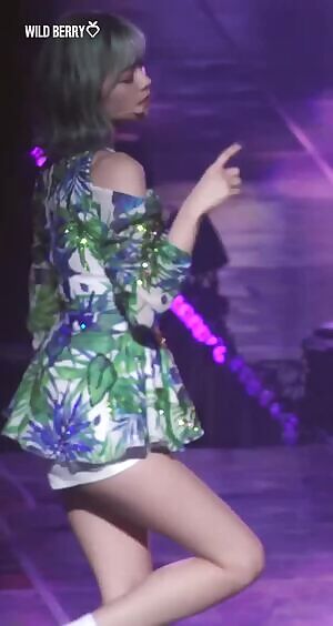 TWICE - Jeongyeon's legs