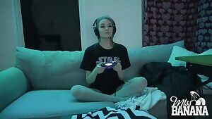 Gamer Girl multitasking