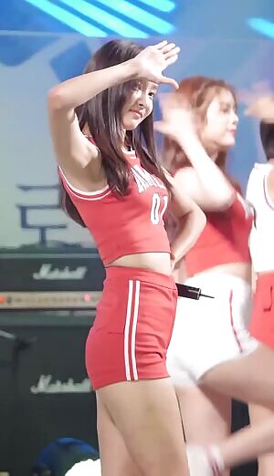 Momoland Yeonwoo is so Hot