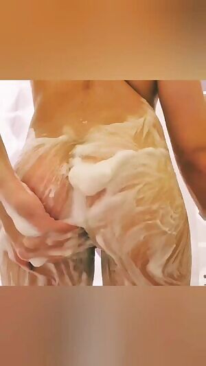 Help me wash my back plz 😋😈