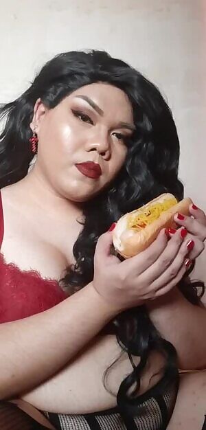 A thicc girl always has time for a snacc ;) 🌭