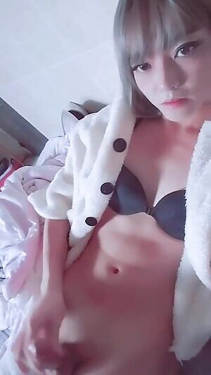 Carrie spunks her own face