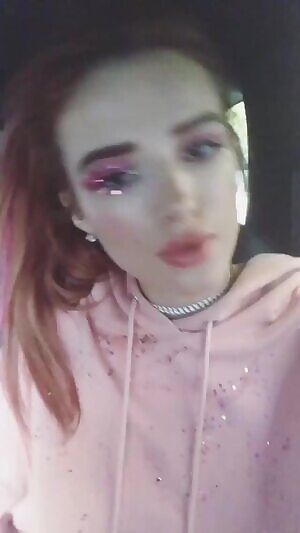 Bella Thorne nip slip