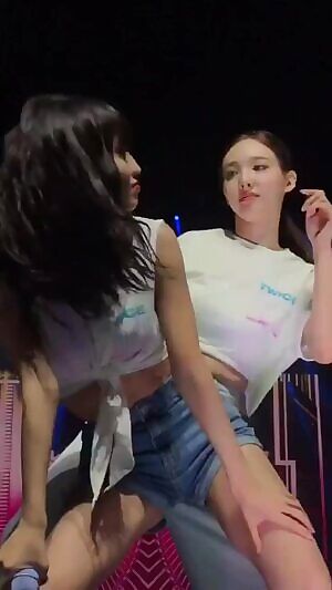 TWICE - Momo and Nayeon