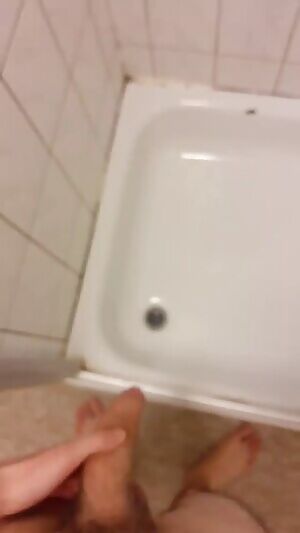 Leaking in the community shower :3