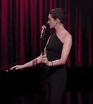 Who else wants Anne Hathaway tight ass