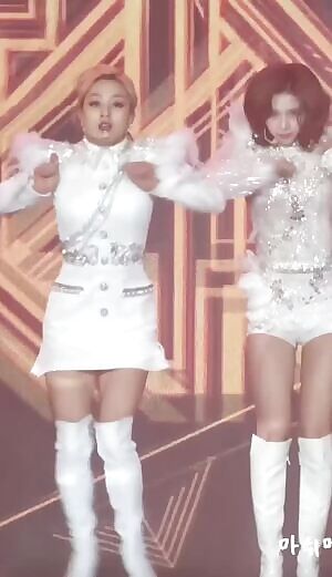 TWICE - Jihyo & Tzuyu