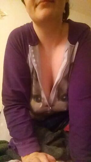 Can't sleep? Me either! Let's keep each other company? 🌛 friendly!