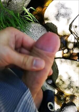 It felt awesome to enjoy the nature at the small stream🐟