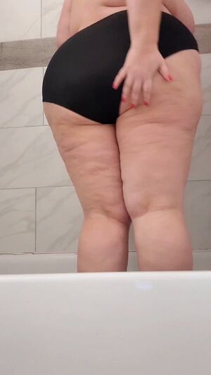 Girls Peeing/Pissing💦 BBW ManyVids Panties Pee