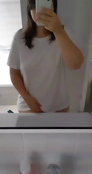 A little shirt lift never hurt anyone 😉