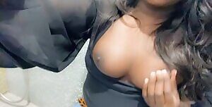 I just ucked myself in a bathroom in Dubai 🙊