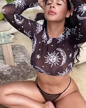 Latina shows her sexy body