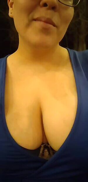 Hubby is out, who wants to come over for some fun? 😈