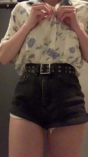 proof that i went out to family dinner without panties 😇