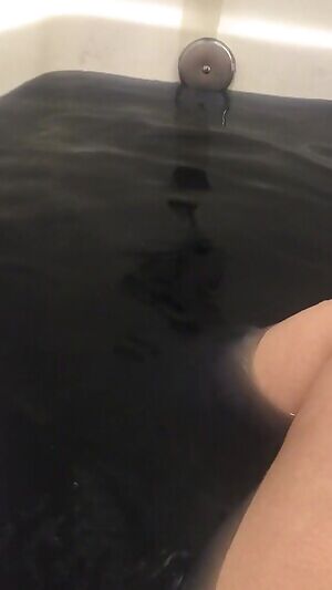 Been gone a while, so here’s my pussy ft a fucking cool bathbomb